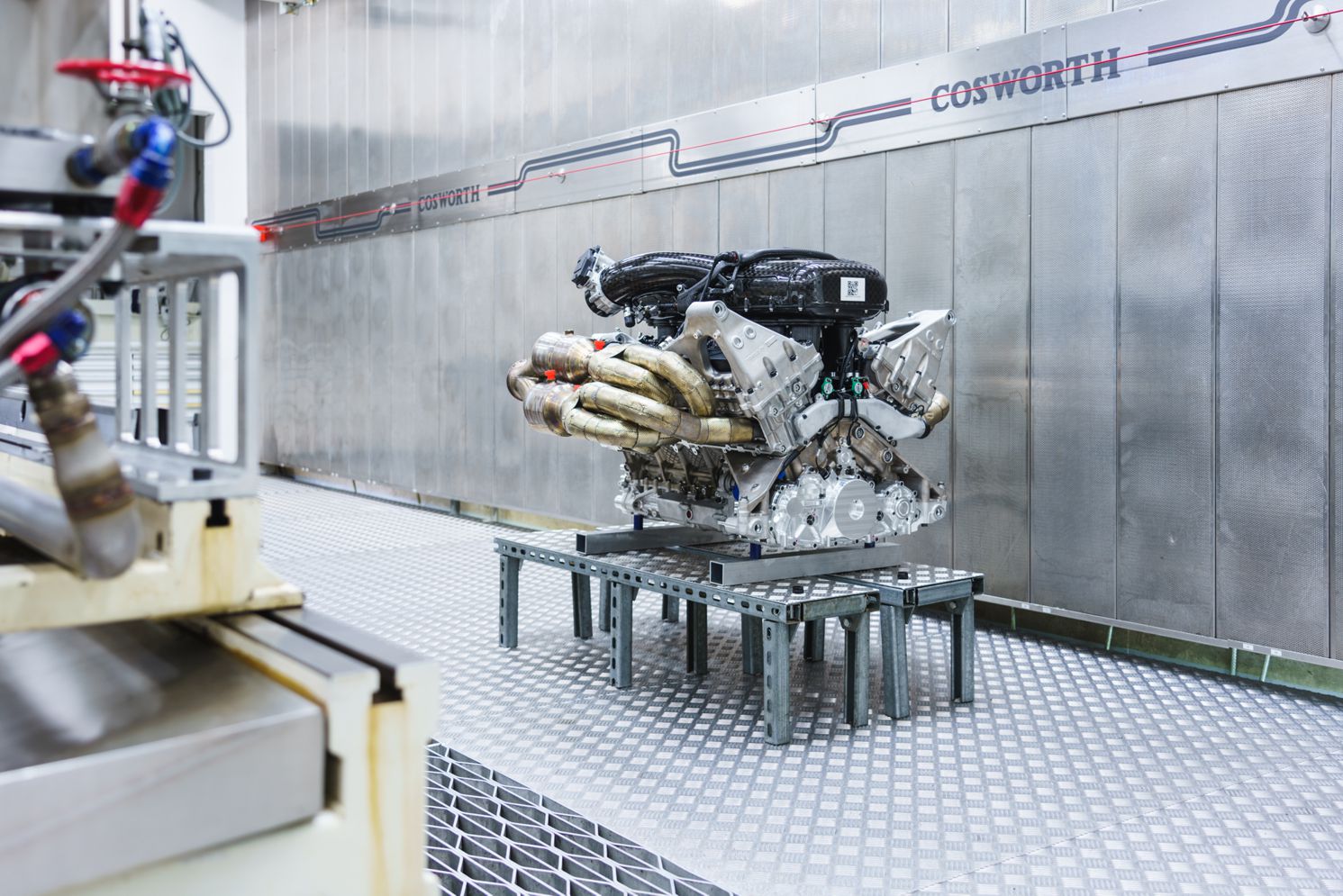 Aston Martin Valkyrie Engine small 2-JPG.jpg