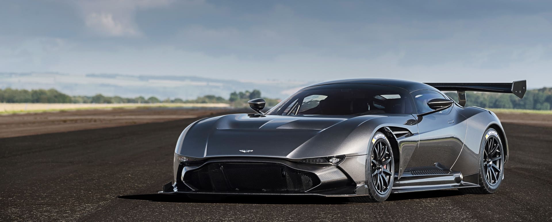 aston-martin-vulcan-exterior-front-runway-1920x774px.jpg